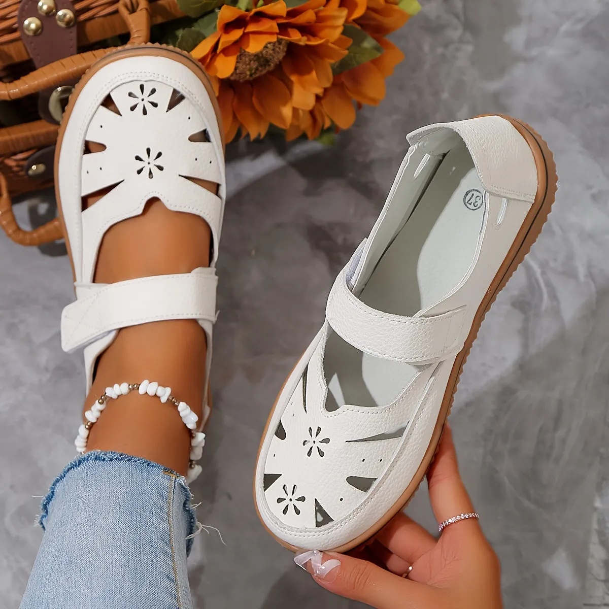 Chic Cut-Out Design Women's Flat Sandals - Round Toe Comfort & Summer Style, Versatile Outdoor Footwear for Casual Wear